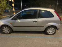 Usata Ford Fiesta Zetec 75 CV (55 kW) 2004 Grigio Utilitaria