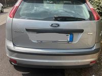 Begagnad Ford Focus 115 HK (84 kW) 2005 Grå Sedan