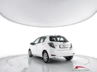 Usata Toyota Yaris Lounge 101 CV (74 kW) 2014 Bianco Utilitaria