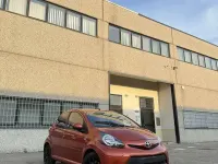 Usata Toyota Aygo Connect Style 68 CV (50 kW) 2013 Arancione Utilitaria