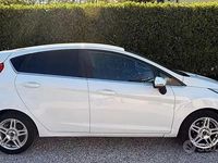 Usata Ford Fiesta 75 CV (55 kW) 2015 Bianco Utilitaria