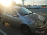 Usado Fiat Punto 69 CV (50 kW) 2004 Gris Utilitario