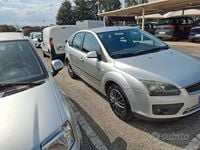 Usata Ford Focus Ghia 101 CV (74 kW) 2006 Grigio Berlina