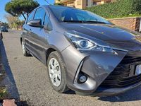 Usata Toyota Yaris Hybrid Active 73 CV (53 kW) 2018 Grigio Berlina