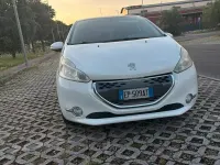 Usata Peugeot 208 68 CV (50 kW) 2013 Bianco Utilitaria