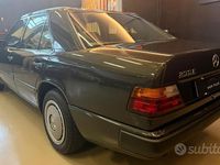 Usata Mercedes E200 122 CV (89 kW) 1987 Grigio Berlina