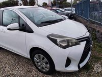Usata Toyota Yaris Active 69 CV (50 kW) 2015 Bianco Berlina