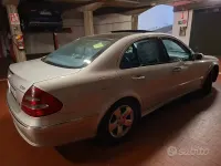 Usata Mercedes E270 177 CV (130 kW) 2002 Grigio Berlina