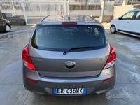 Usata Hyundai i20 Classic 86 CV (63 kW) 2013 Marrone Berlina