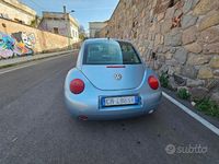 Usata VW New Beetle 105 CV (77 kW) 2004 Blu Utilitaria