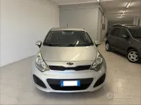 Usata Kia Rio EX 75 CV (55 kW) 2012 Grigio Berlina