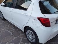 Usata Toyota Yaris 68 CV (50 kW) 2015 Bianco Utilitaria