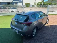 Usata Toyota Auris Hybrid Active 99 CV (72 kW) 2016 Grigio Berlina