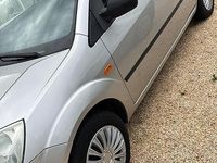 Usata Ford Fiesta 68 CV (50 kW) 2004 Grigio Utilitaria