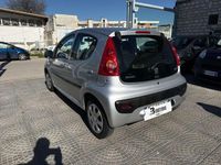 Usata Peugeot 107 Allure 68 CV (50 kW) 2011 Argento Utilitaria