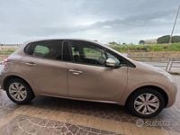 Usata Peugeot 208 Active 68 CV (50 kW) 2013 Marrone Utilitaria
