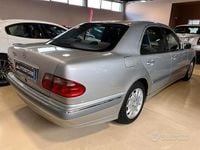 Usata Mercedes E220 Executive 143 CV (105 kW) 2002 Grigio Berlina