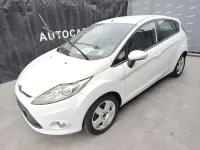 Usata Ford Fiesta Titanium 69 CV (50 kW) 2011 Biano polare Berlina