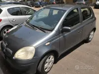 Usata Toyota Yaris 65 CV (47 kW) 2004 Grigio Utilitaria