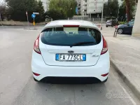 Usata Ford Fiesta 75 CV (55 kW) 2015 Bianco Utilitaria
