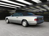Usado Mercedes E200 136 CV (100 kW) 1995 Gris Descapotable