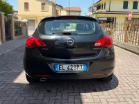 Usata Opel Astra 140 CV (102 kW) 2012 Nero Berlina