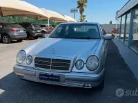 Usata Mercedes E200 Elegance 186 CV (136 kW) 1998 Grigio Berlina