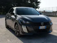 Usata Peugeot 208 Allure 101 CV (74 kW) 2024 Grigio Utilitaria