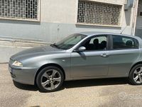 Usata Alfa Romeo 147 140 CV (102 kW) 2004 Grigio Utilitaria