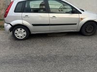Usata Ford Fiesta 90 CV (66 kW) 2004 Grigio Utilitaria