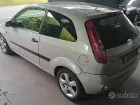 Usata Ford Fiesta 75 CV (55 kW) 2006 Grigio Utilitaria