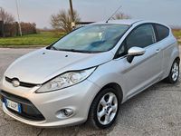 Usata Ford Fiesta 92 CV (67 kW) 2010 Argento Utilitaria