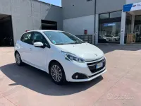Usata Peugeot 208 Active 82 CV (60 kW) 2019 Bianco Utilitaria