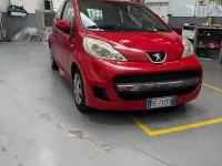 Usata Peugeot 107 68 CV (50 kW) 2010 Rosso Utilitaria