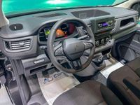 Usata Renault Trafic 150 CV (110 kW) 2024 Argento Monovolume