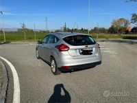 Käytetty Ford Focus 120 HP (88 kW) 2016 Harmaa Sedan
