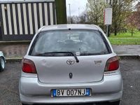Usata Toyota Yaris 68 CV (50 kW) 2001 Grigio Utilitaria