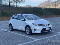 Usata Toyota Auris Hybrid Lounge 99 CV (72 kW) 2014 Bianco Utilitaria