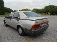 Usata Alfa Romeo 75 110 CV (80 kW) 1988 Grigio Berlina