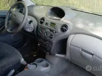 Usata Toyota Yaris Sol 68 CV (50 kW) 2002 Grigio Utilitaria