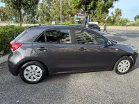 Usado Kia Rio 82 CV (60 kW) 2018 Gris Berlina