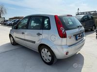 Usata Ford Fiesta Ghia 74 CV (54 kW) 2006 Grigio Utilitaria