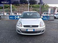 Usata Ford Fiesta Ghia 68 CV (50 kW) 2006 Grigio Utilitaria