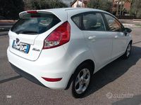 Usata Ford Fiesta 97 CV (71 kW) 2014 Bianco Utilitaria