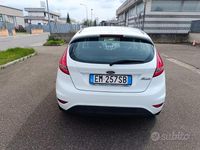 Usata Ford Fiesta 60 CV (44 kW) 2012 Bianco Utilitaria