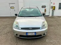 Usata Ford Fiesta Ghia 75 CV (55 kW) 2004 Grigio Utilitaria