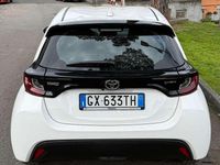 Usata Toyota Yaris Hybrid Active 92 CV (67 kW) 2024 Bianco Berlina