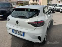Käytetty Renault Clio V Evolution 101 HP (74 kW) 2024 Valkoinen Sedan