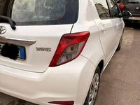 Usata Toyota Yaris 90 CV (66 kW) 2013 Bianco Utilitaria