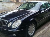 Usata Mercedes E220 Elegance 150 CV (110 kW) 2005 Blu/azzurro Berlina